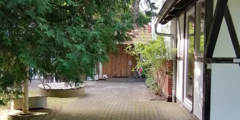 Innenhof mit Brunnen und alter Wasserpumpe Innenhof mit Brunnen und alter Wasserpumpe